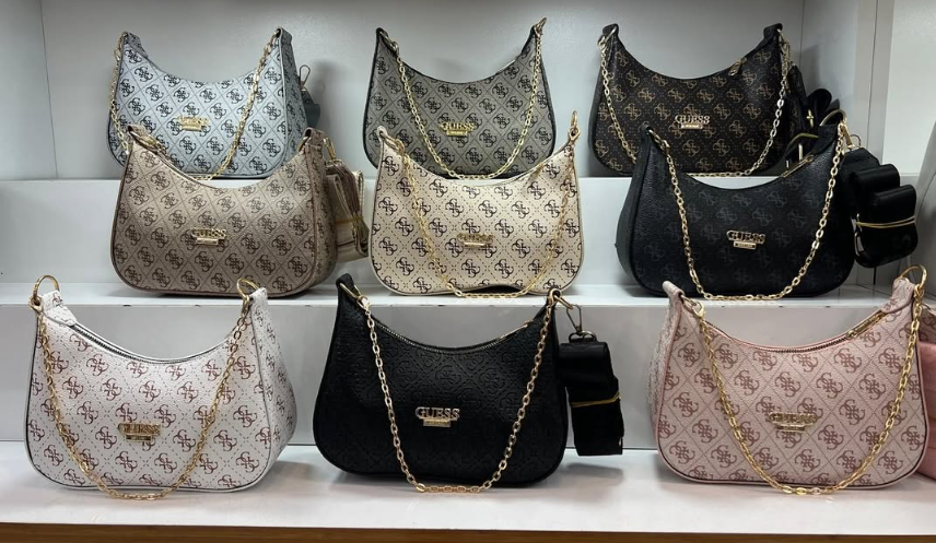 Zincir Süslemeli Desenli Logolu Kadın Çanta